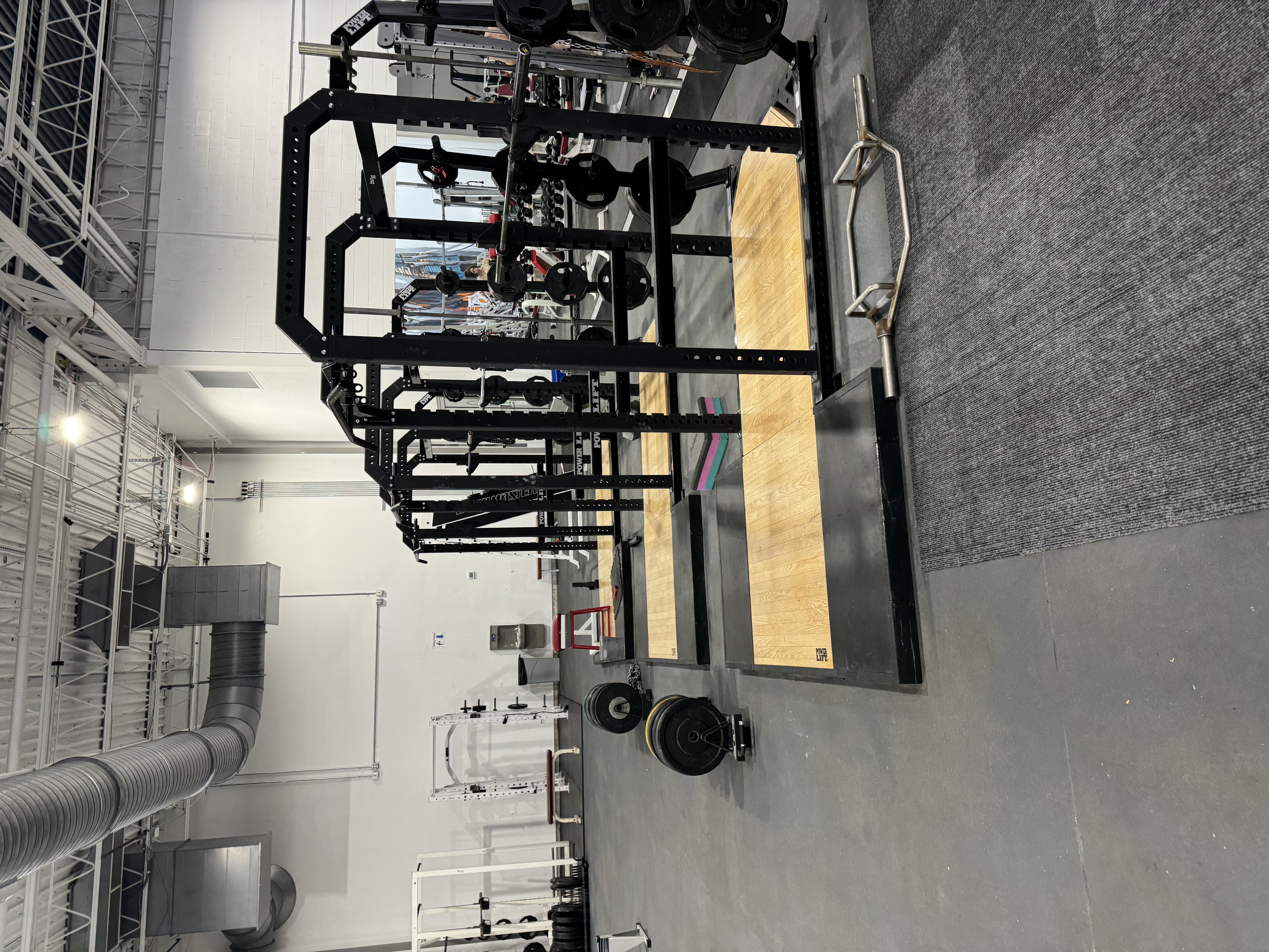 Power rack paradise for serious lifters! 🏋️♀️
